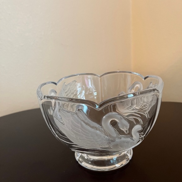 Vintage Teleflora Leaded Crystal Frosted Swan Embossed Bowl - Picture 3 of 5
